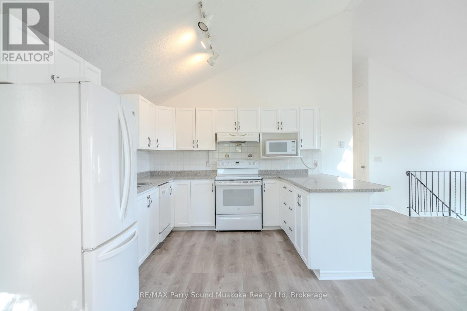 17 Harriet Street, Mckellar, Ontario P0G 1C0 - Photo 8 - X12352386