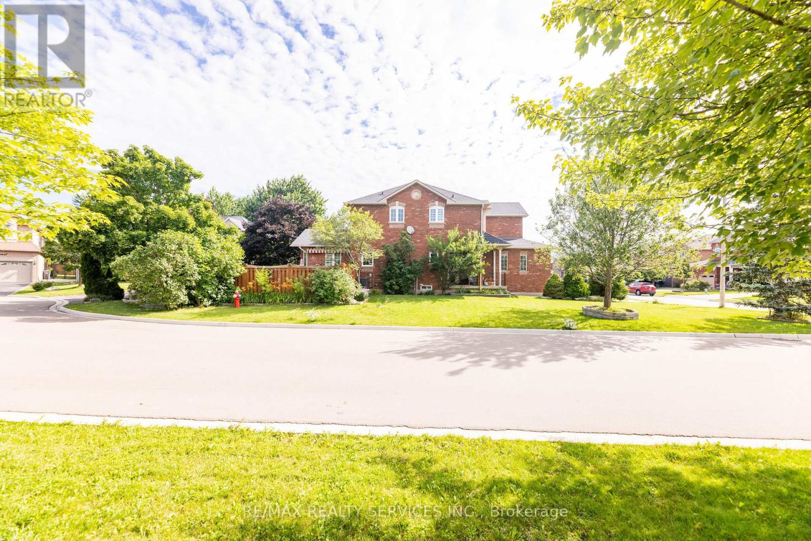 1 Daisy Court, Brampton, Ontario  L7A 1J8 - Photo 3 - W12352224