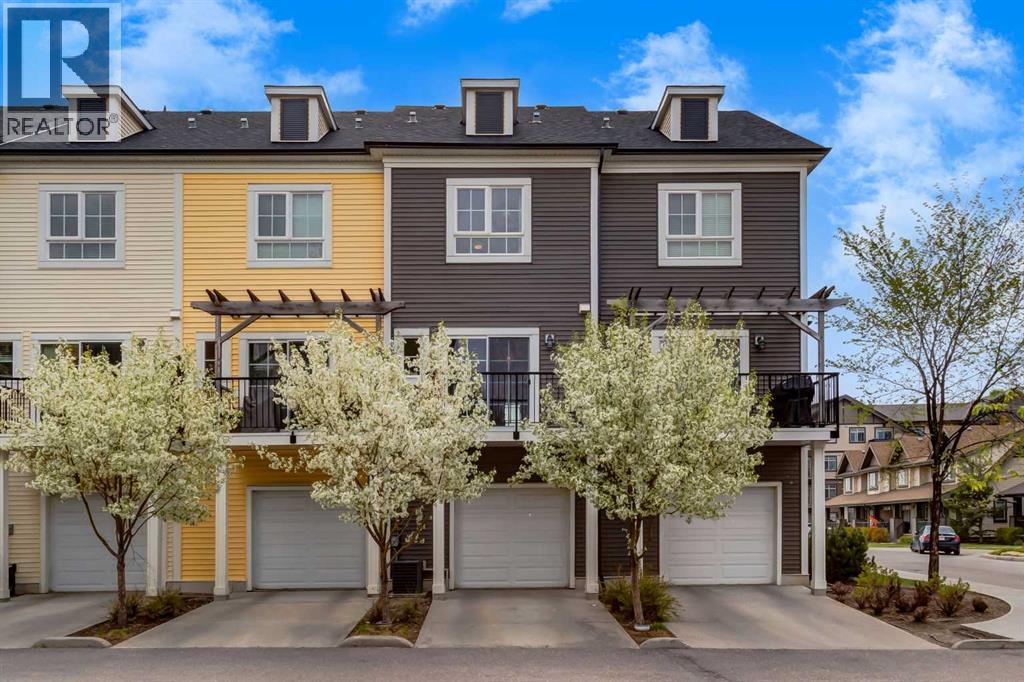 215 Copperpond Common Se, Calgary, Alberta  T2Z 1G5 - Photo 3 - A2249502