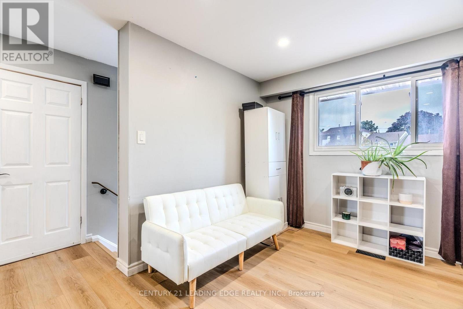 Property at 4 CHAMBERS COURT image 4