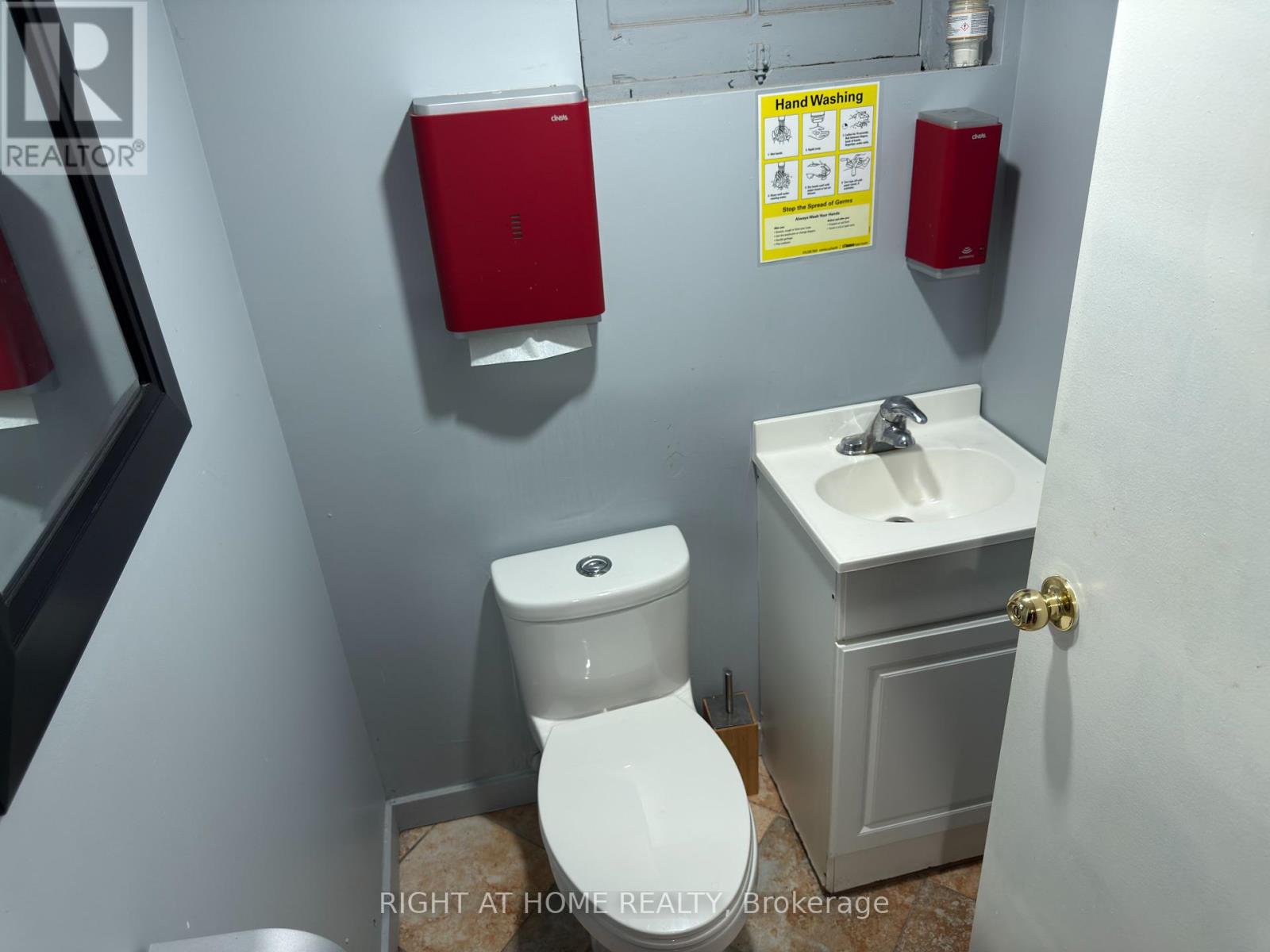 1549 Bayview Avenue, Toronto, Ontario M4G 3B5 - Photo 32 - C12352301