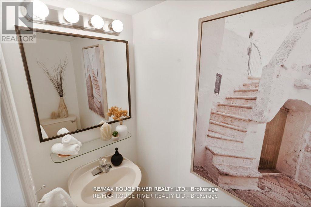 Property at D - 32 MASSEY STREET W image 4