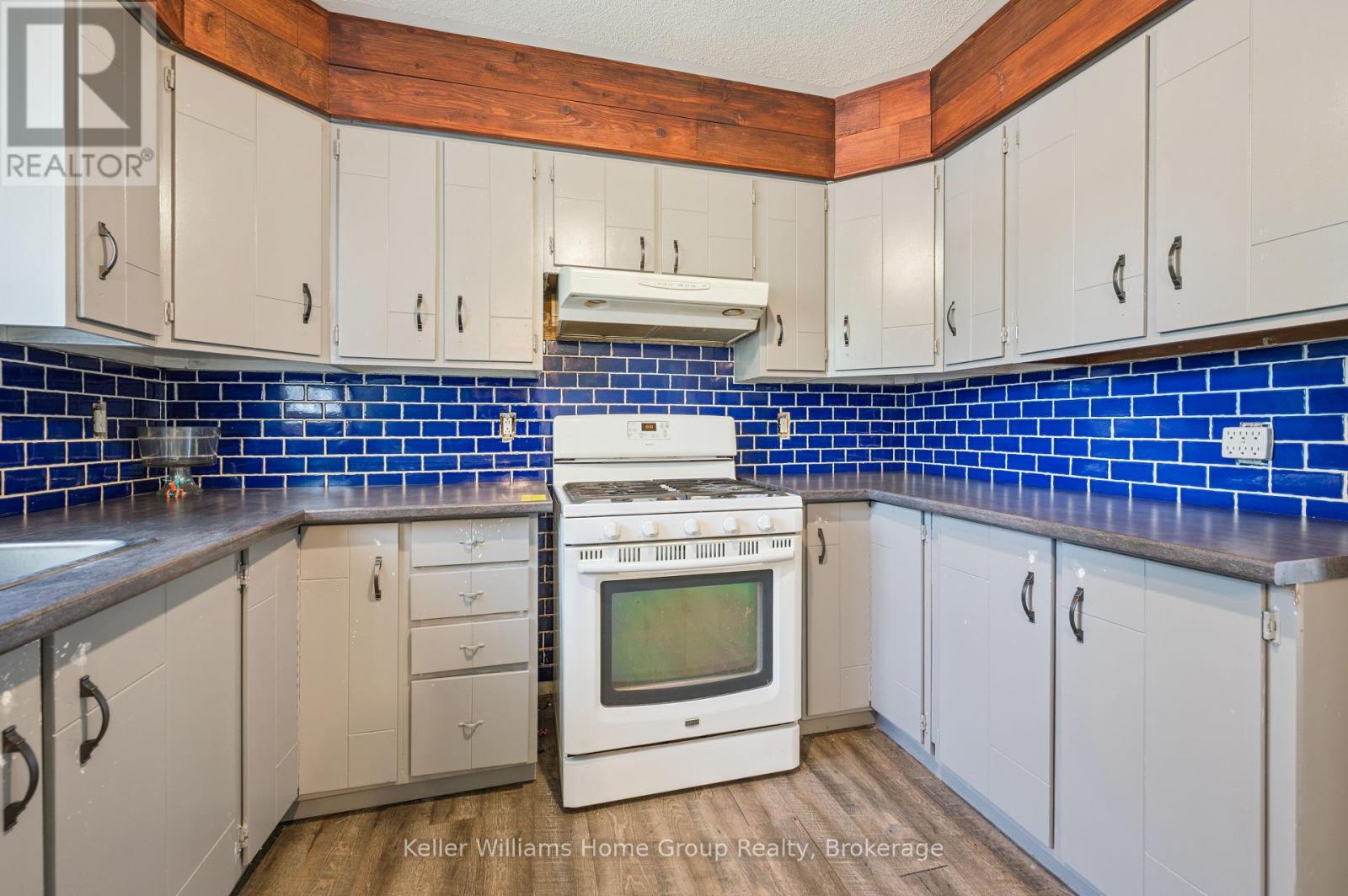 475 5th Street, Hanover, Ontario N4N 3H3 - Photo 11 - X12352457