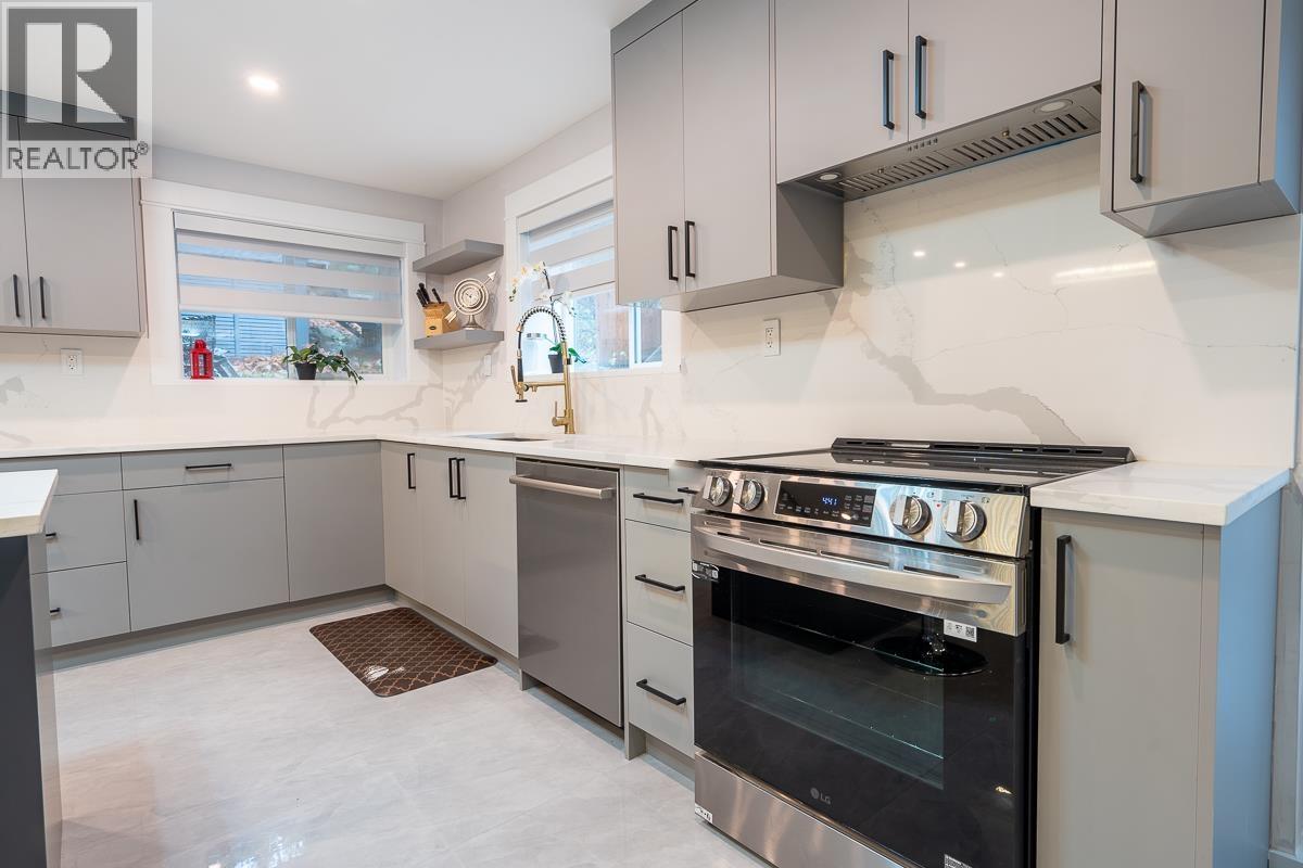 9168 Sunshine Coast Highway, Halfmoon Bay, British Columbia  V7Z 1E9 - Photo 4 - R3038409
