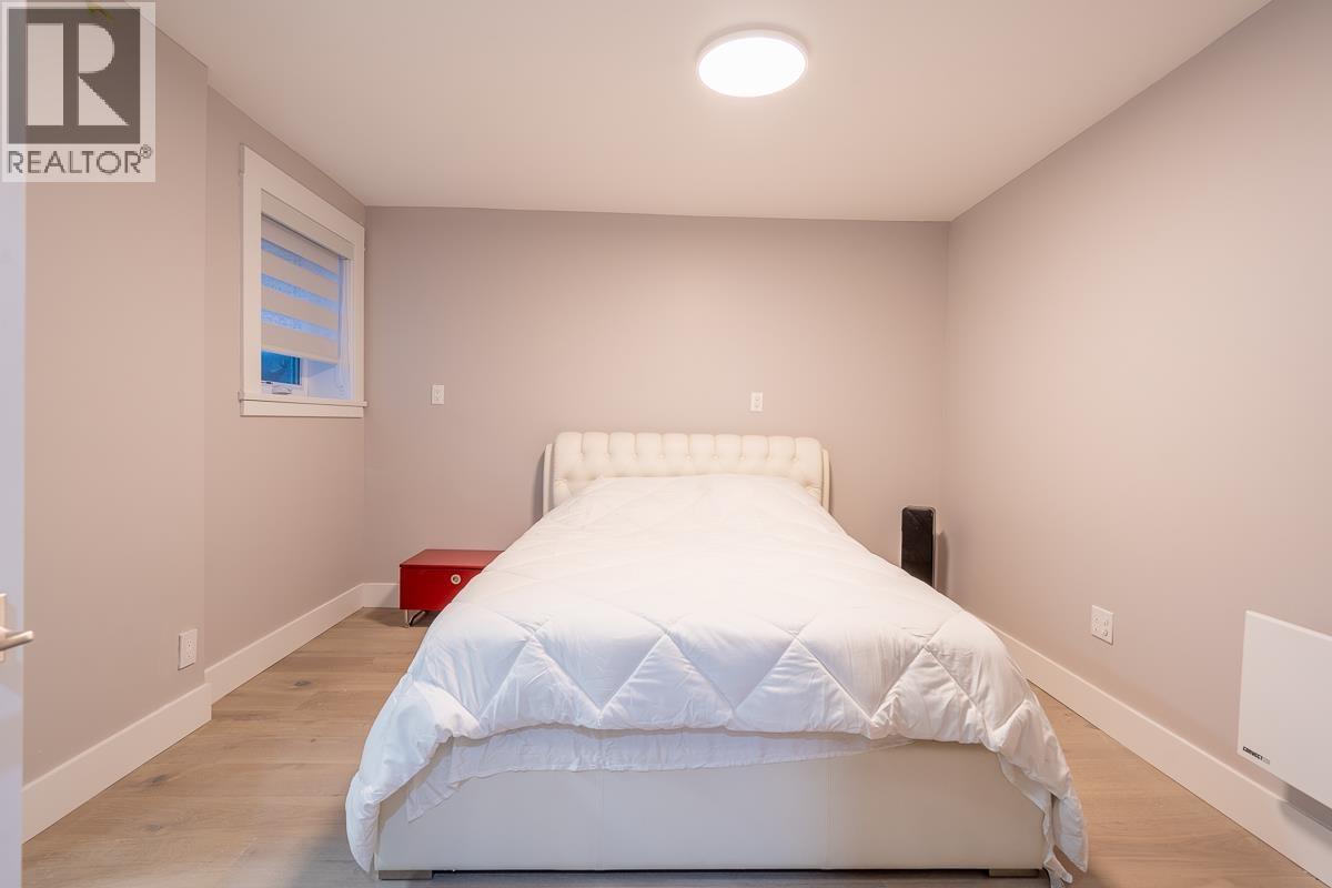 9168 Sunshine Coast Highway, Halfmoon Bay, British Columbia  V7Z 1E9 - Photo 8 - R3038409
