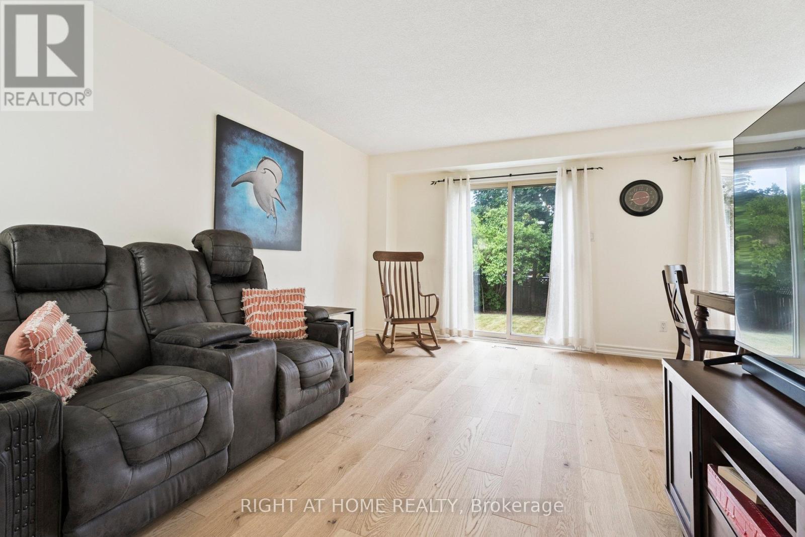 56 Sunbird Boulevard, Georgina (Keswick North), Ontario  L4P 3S1 - Photo 12 - N12352279