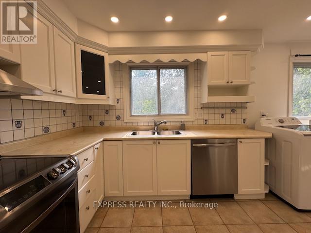 2 Pearson Ave Avenue, Richmond Hill, Ontario  L4C 6T5 - Photo 3 - N12352309