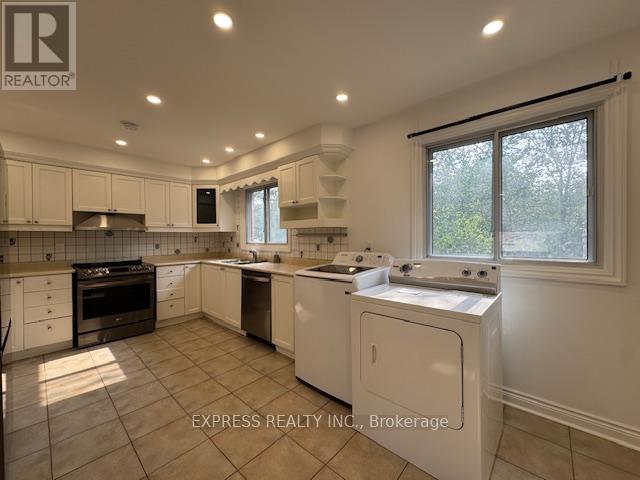 2 Pearson Ave Avenue, Richmond Hill, Ontario  L4C 6T5 - Photo 4 - N12352309