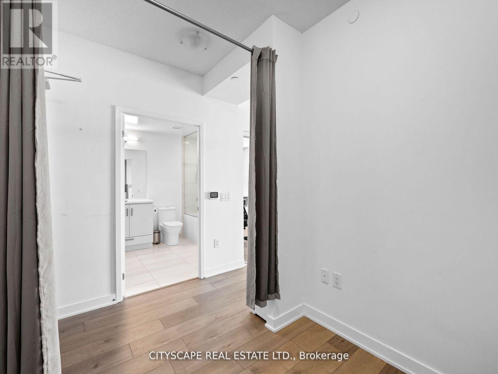 1516 - 10 Honeycrisp Crescent N, Vaughan, Ontario  L4K 0M7 - Photo 4 - N12352360