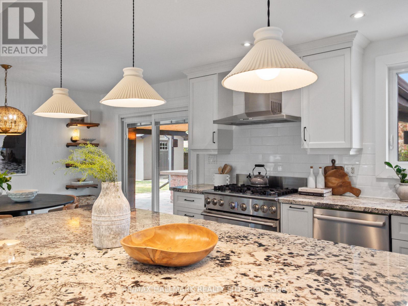 7 Haregate Court, Toronto, Ontario  M9R 3H5 - Photo 10 - W12352314