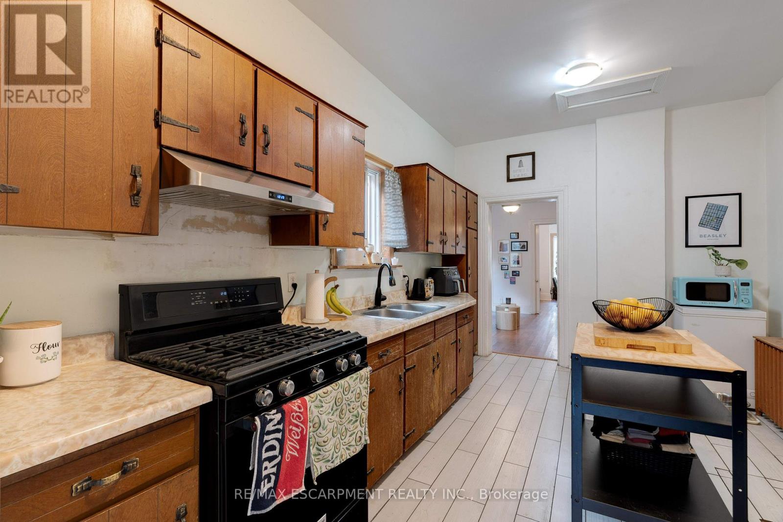 132 Ferguson Avenue N, Hamilton, Ontario  L8R 1L7 - Photo 11 - X12352394