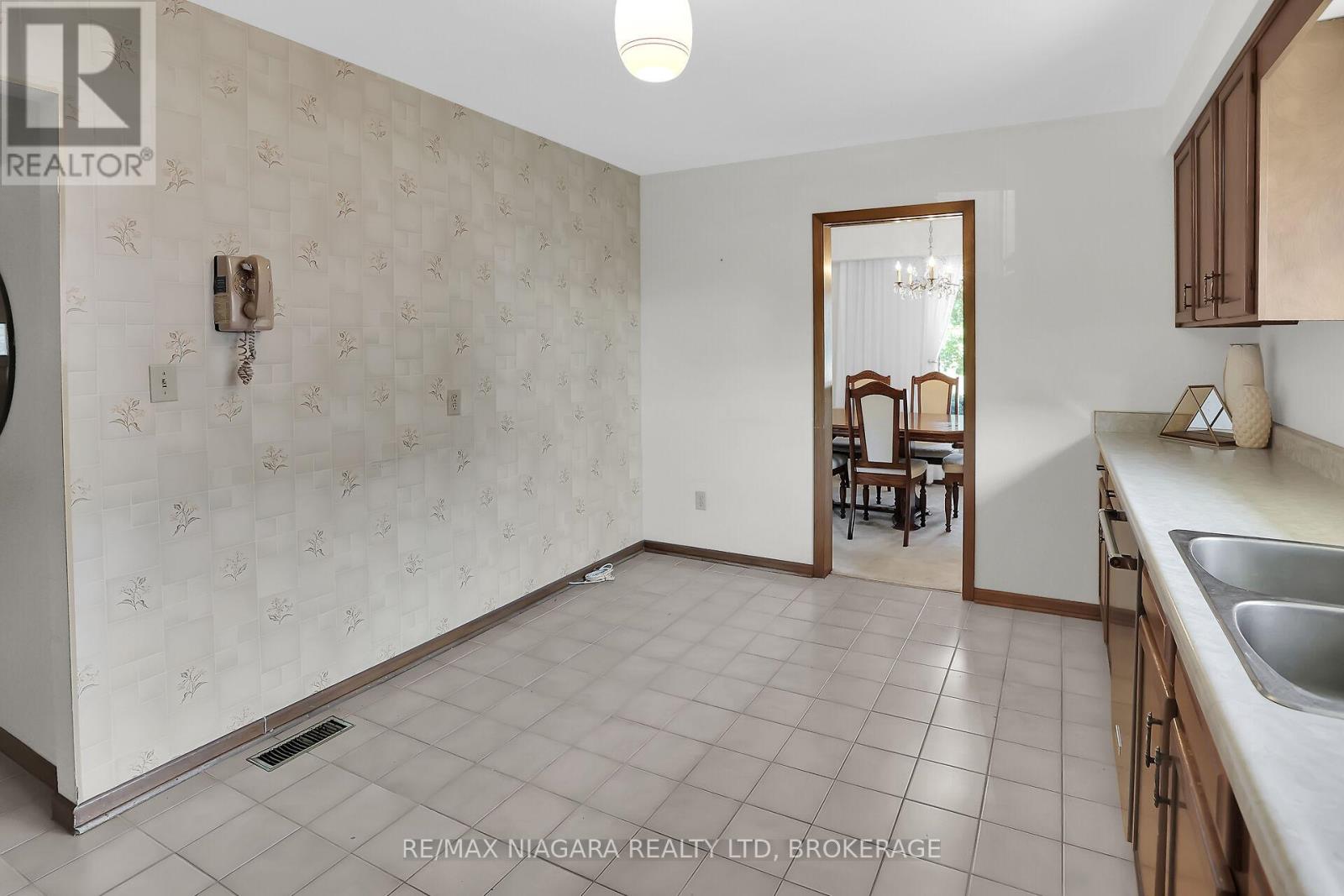 25 Oak Street, Welland, Ontario  L3C 3A1 - Photo 13 - X12352614