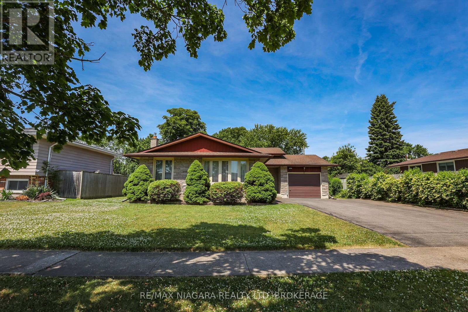 25 Oak Street, Welland, Ontario  L3C 3A1 - Photo 2 - X12352614