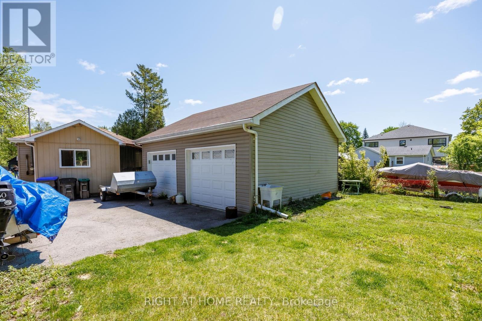 1024 Ferrier Avenue, Innisfil, Ontario  L0L 1W0 - Photo 11 - N12352444