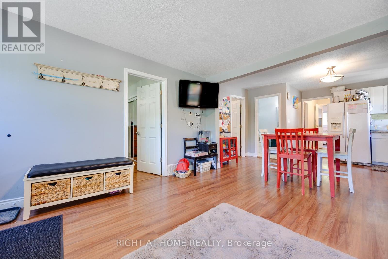 1024 Ferrier Avenue, Innisfil, Ontario  L0L 1W0 - Photo 17 - N12352444