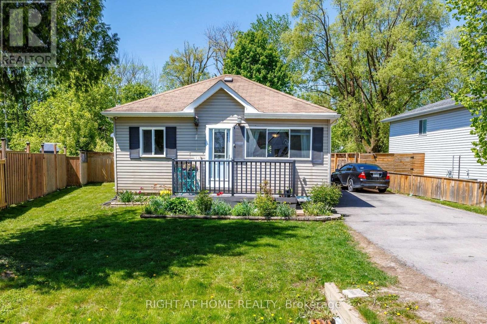 1024 Ferrier Avenue, Innisfil, Ontario  L0L 1W0 - Photo 6 - N12352444