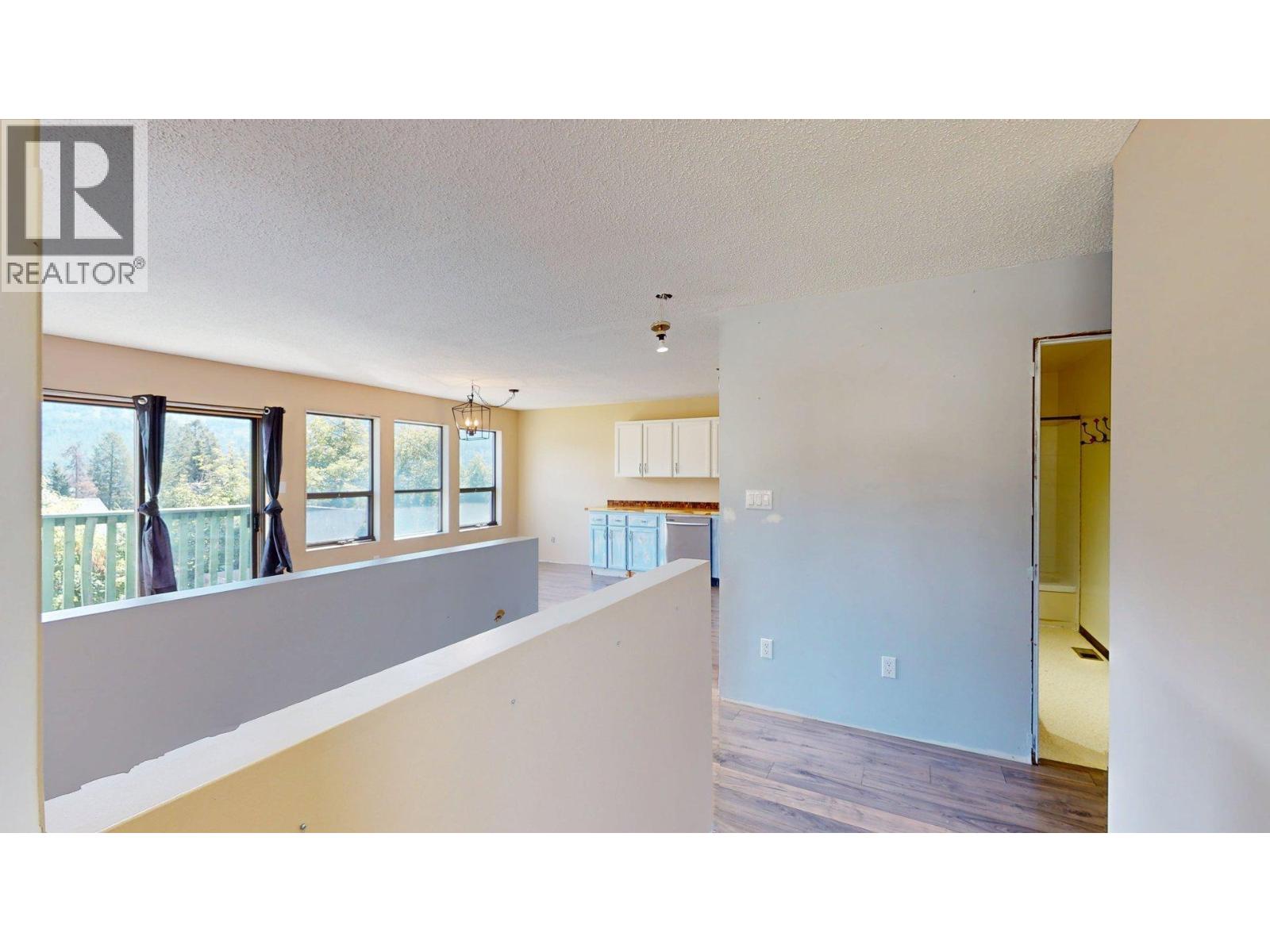 100 Cariboo Drive, Elkford, British Columbia  V0B 1H0 - Photo 3 - 10359875