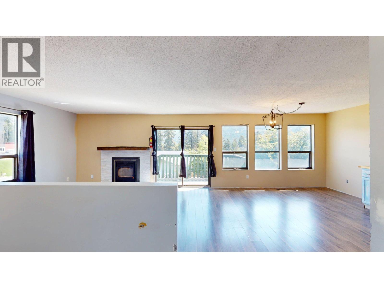 100 Cariboo Drive, Elkford, British Columbia  V0B 1H0 - Photo 4 - 10359875
