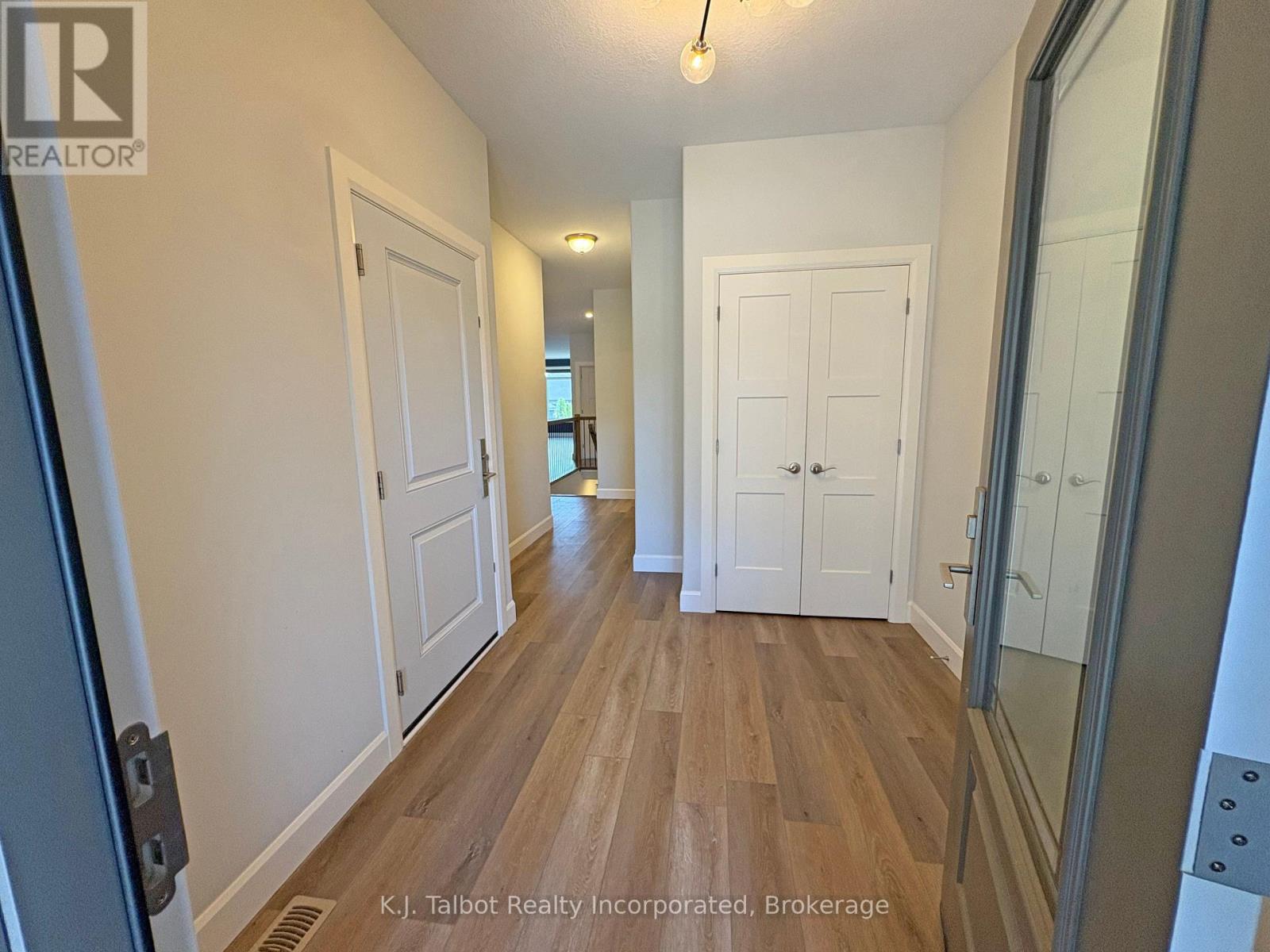 339 South Street S, Goderich, Ontario N7A 3M7 - Photo 3 - X12352633