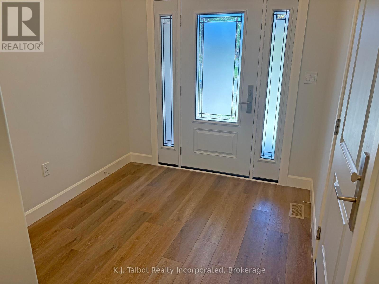 339 South Street S, Goderich, Ontario N7A 3M7 - Photo 4 - X12352633