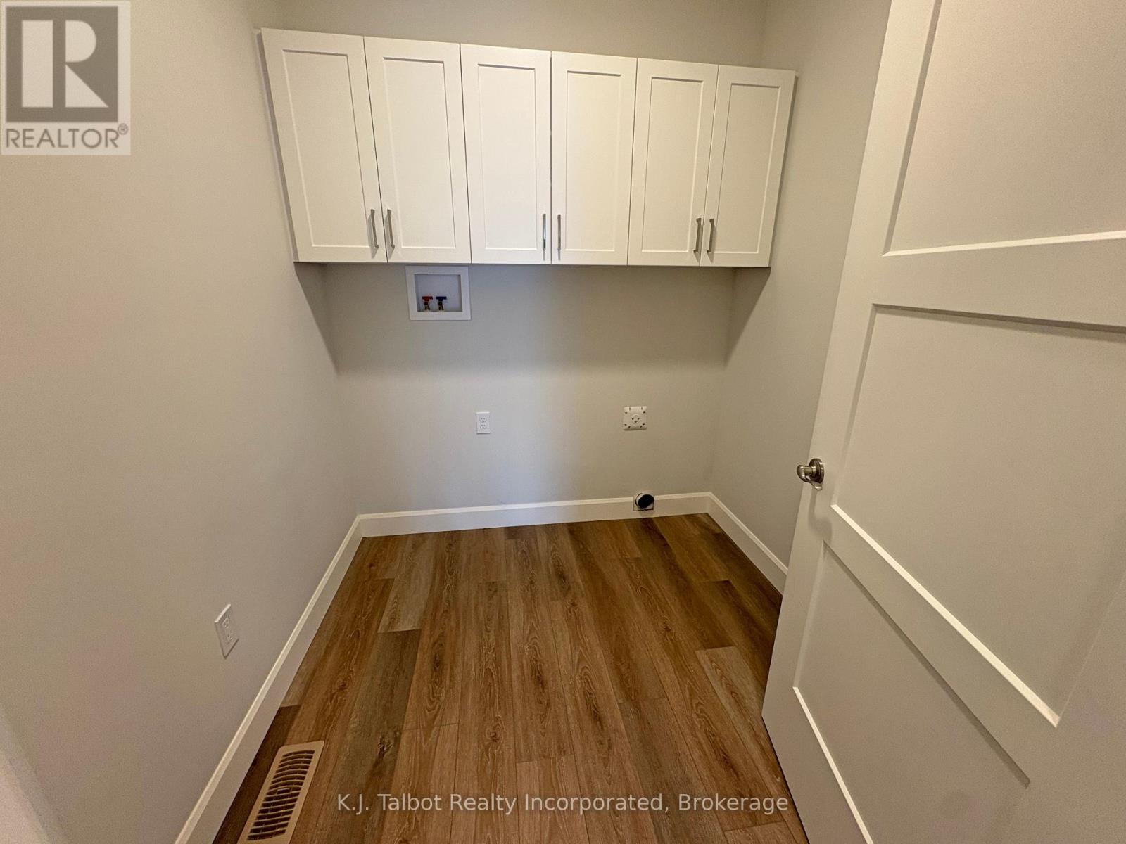 339 South Street S, Goderich, Ontario N7A 3M7 - Photo 8 - X12352633