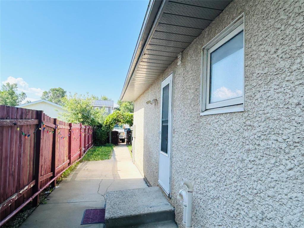 1584 Leila Avenue, Winnipeg, Manitoba  R2P 2J7 - Photo 12 - 202520536