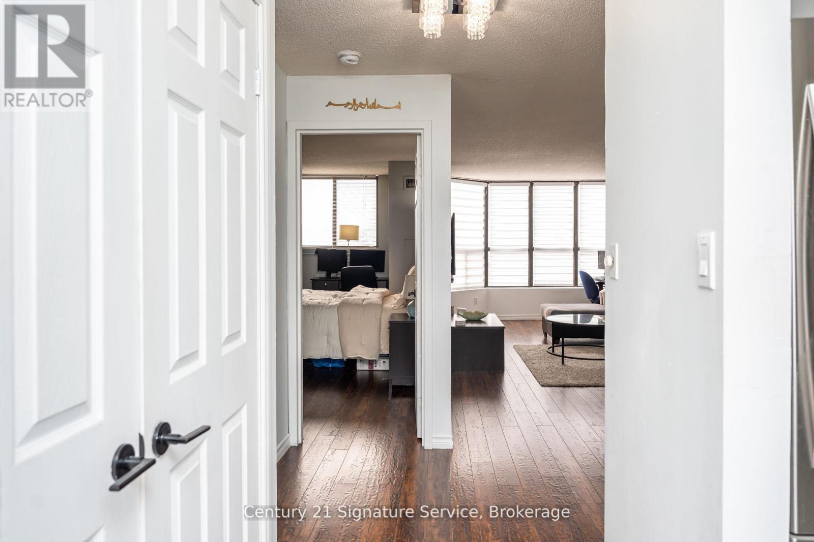 504 - 25 Agnes Street, Mississauga, Ontario L5B 3X7 - Photo 3 - W12352620