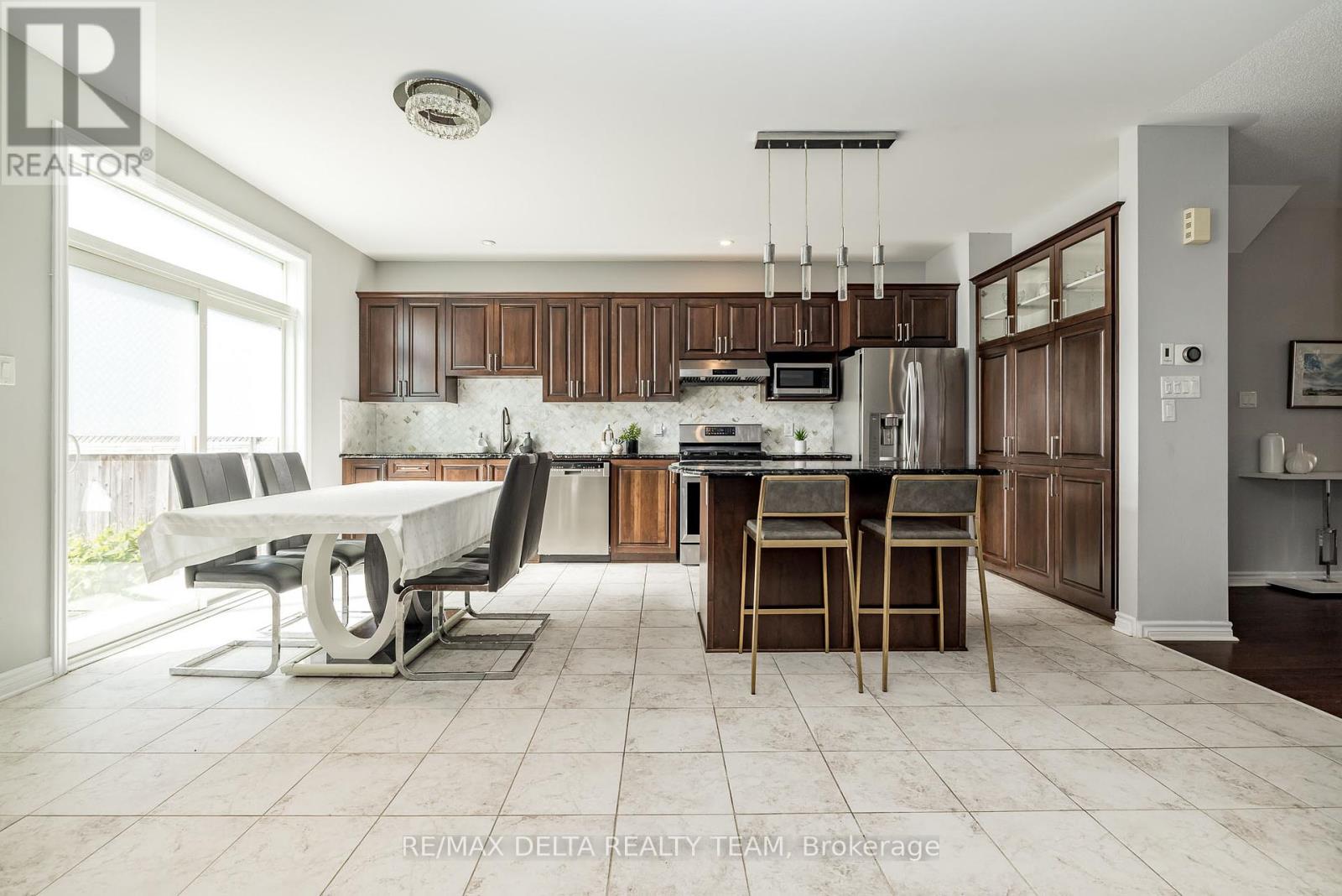 218 Enclave Walk, Ottawa, Ontario  K1W 0J4 - Photo 4 - X12352828