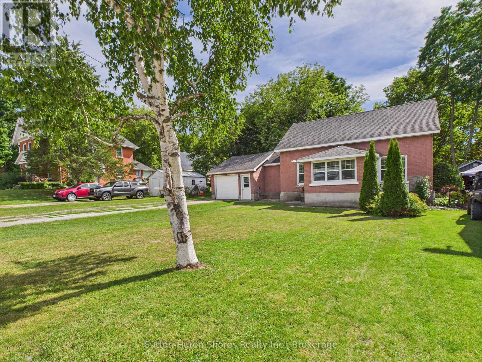 24 Market Street, Arran-Elderslie, Ontario N0H 2N0 - Photo 2 - X12352772