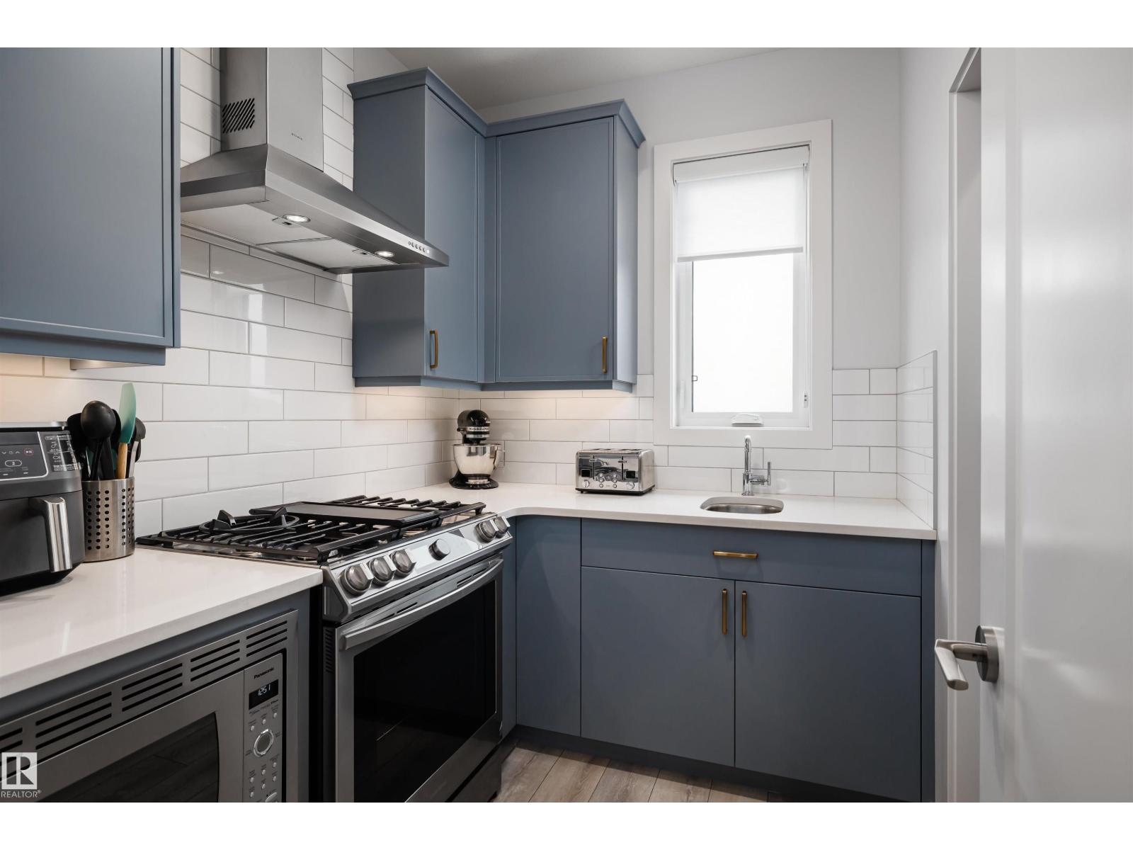 Property at 1562 HOWES PL SW image 5