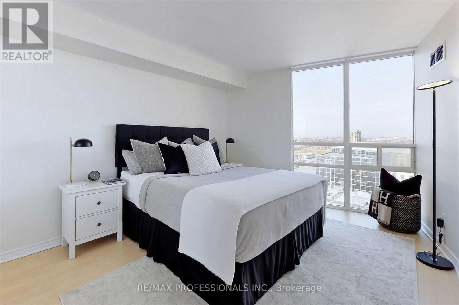 1604 - 50 Eglinton Avenue, Mississauga, Ontario  L5R 3P5 - Photo 13 - W12352741