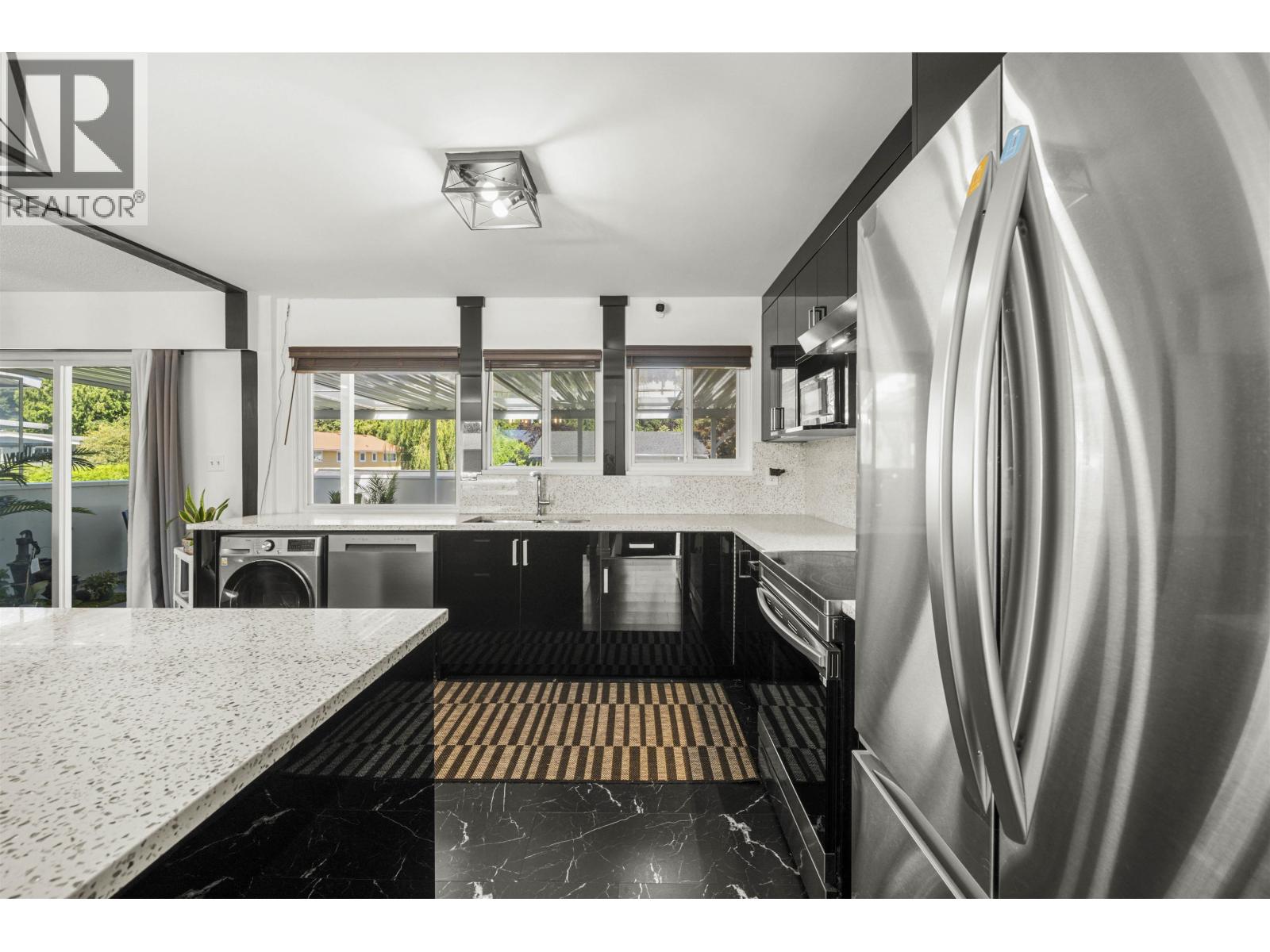 Property at 1121 PRAIRIE AVENUE image 3