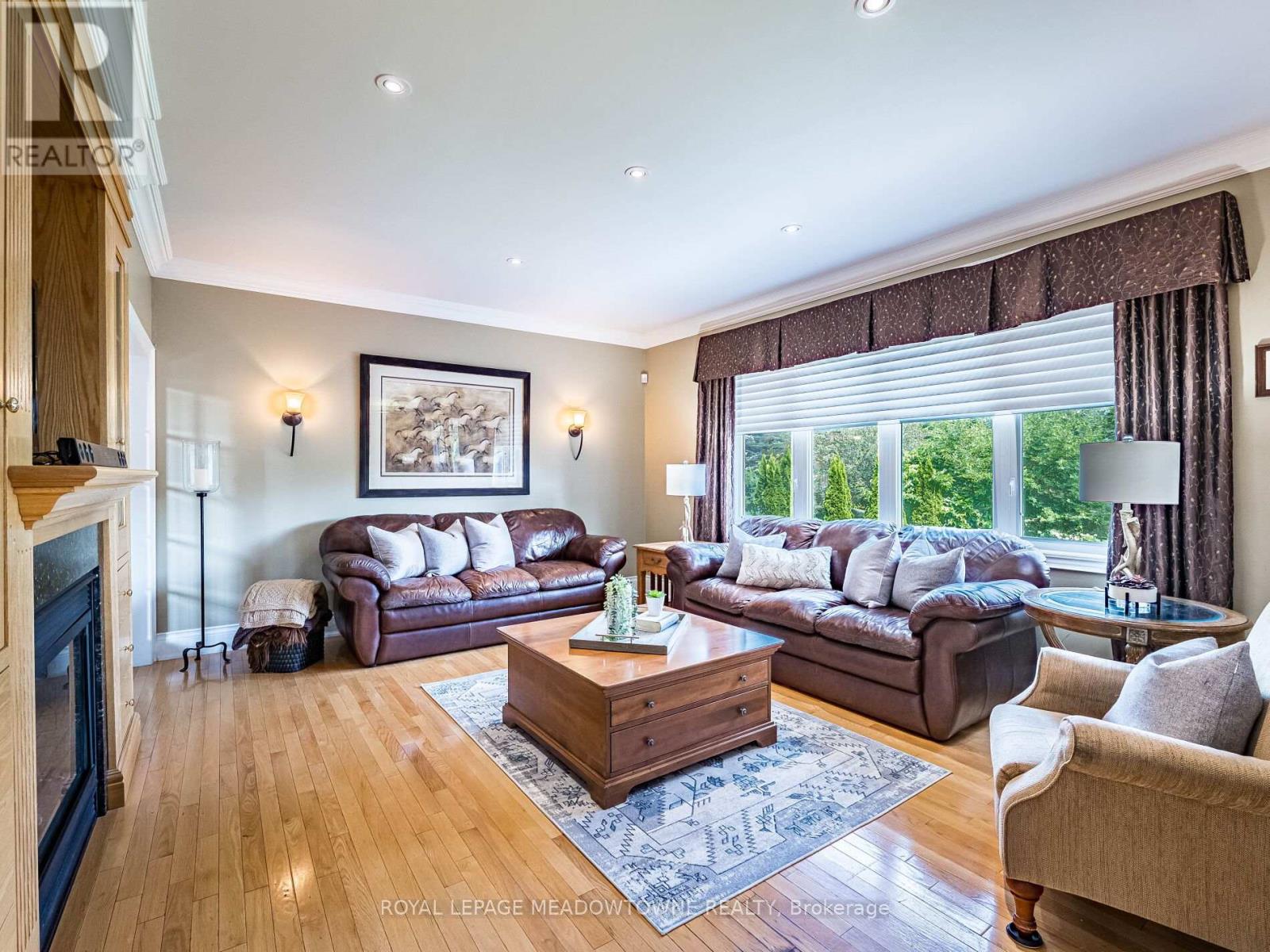 8 Deer Run Crescent, Halton Hills, Ontario  L7J 2L7 - Photo 16 - W12330234