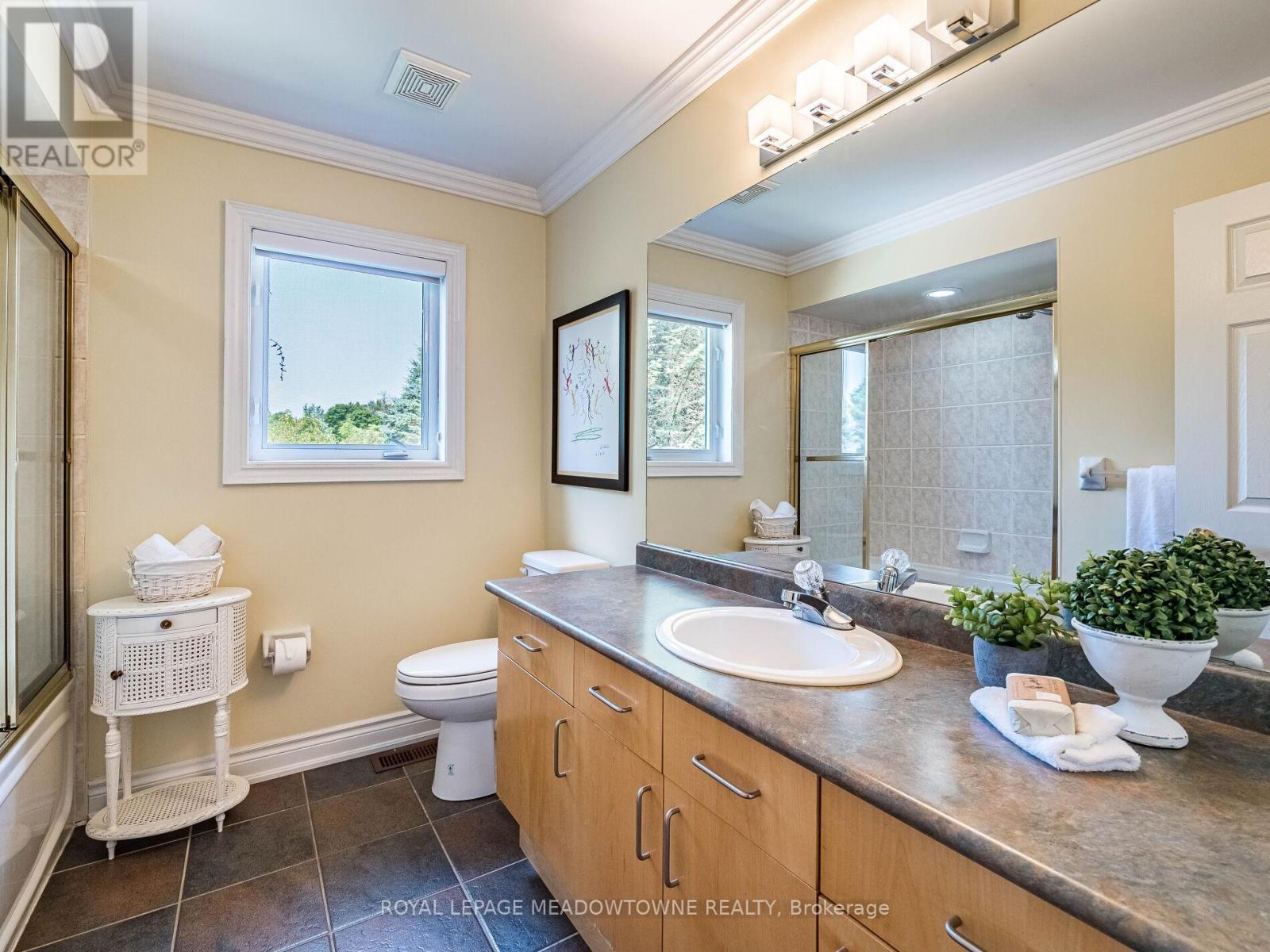 8 Deer Run Crescent, Halton Hills, Ontario  L7J 2L7 - Photo 29 - W12330234