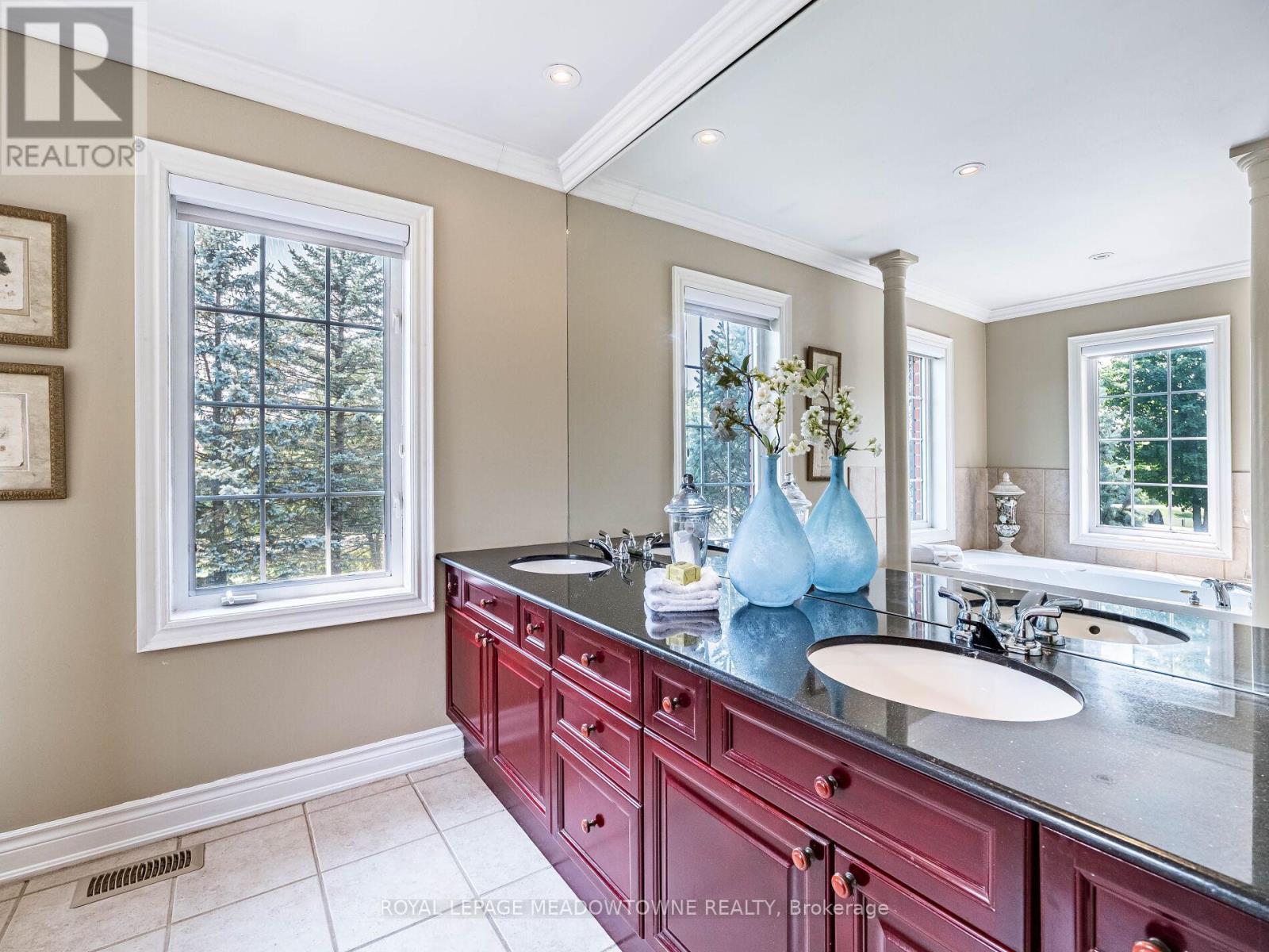 8 Deer Run Crescent, Halton Hills, Ontario  L7J 2L7 - Photo 22 - W12330234