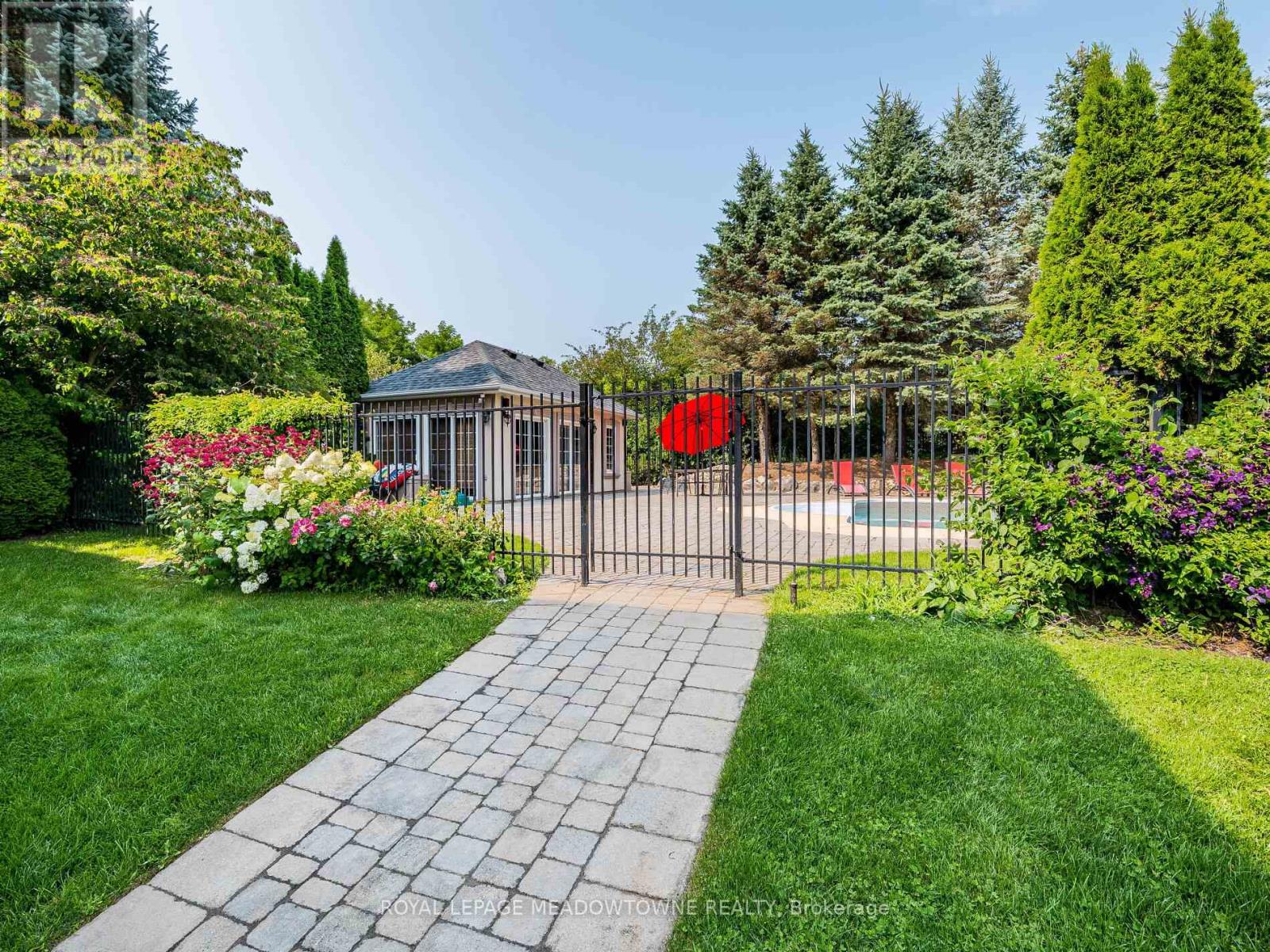 8 Deer Run Crescent, Halton Hills, Ontario  L7J 2L7 - Photo 43 - W12330234