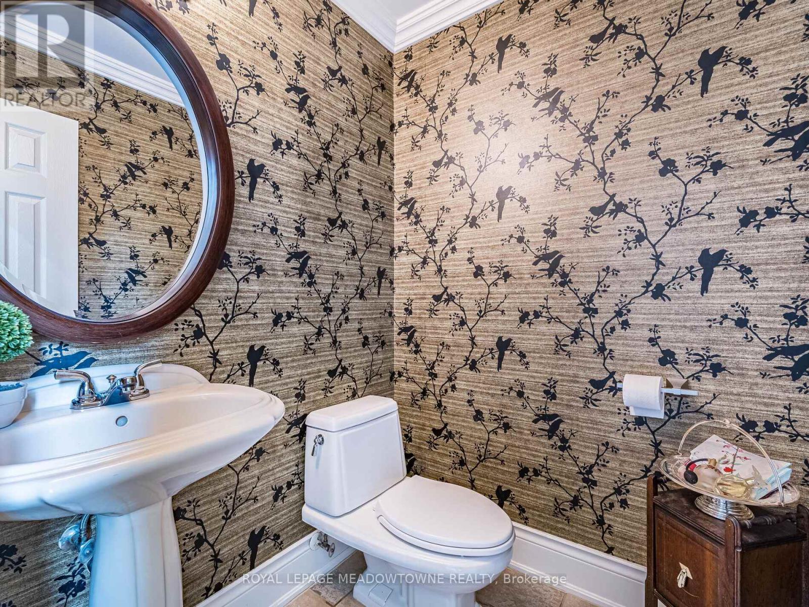 8 Deer Run Crescent, Halton Hills, Ontario  L7J 2L7 - Photo 15 - W12330234