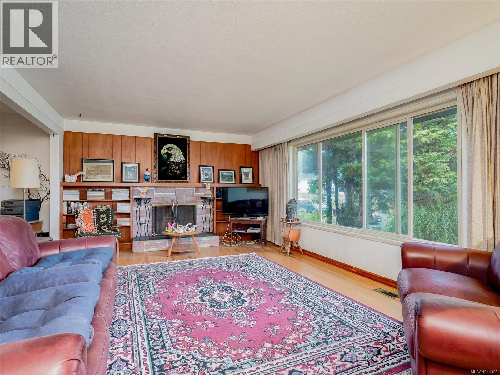 Property at 1611 Elm St image 2