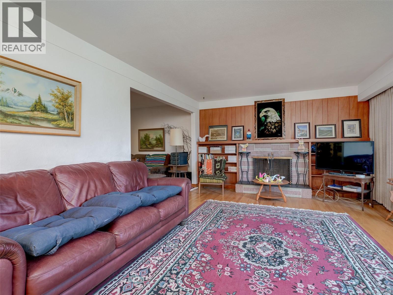 Property at 1611 Elm St image 3