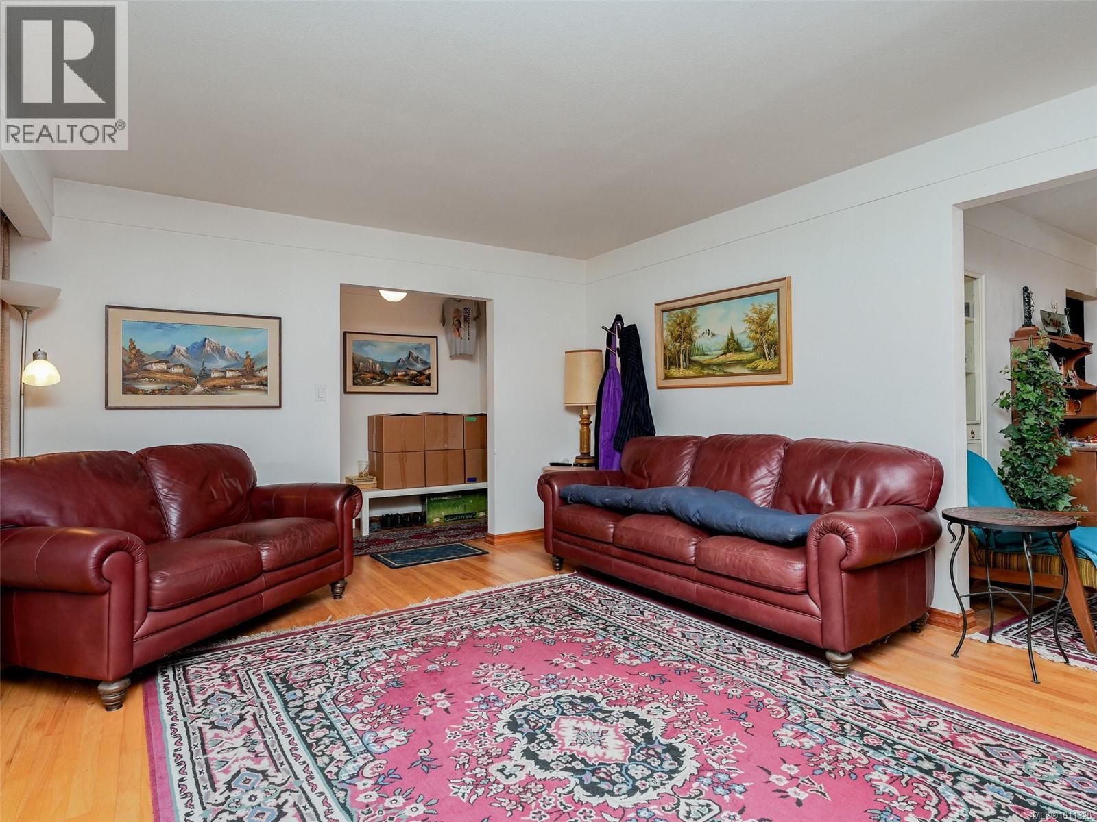 Property at 1611 Elm St image 4