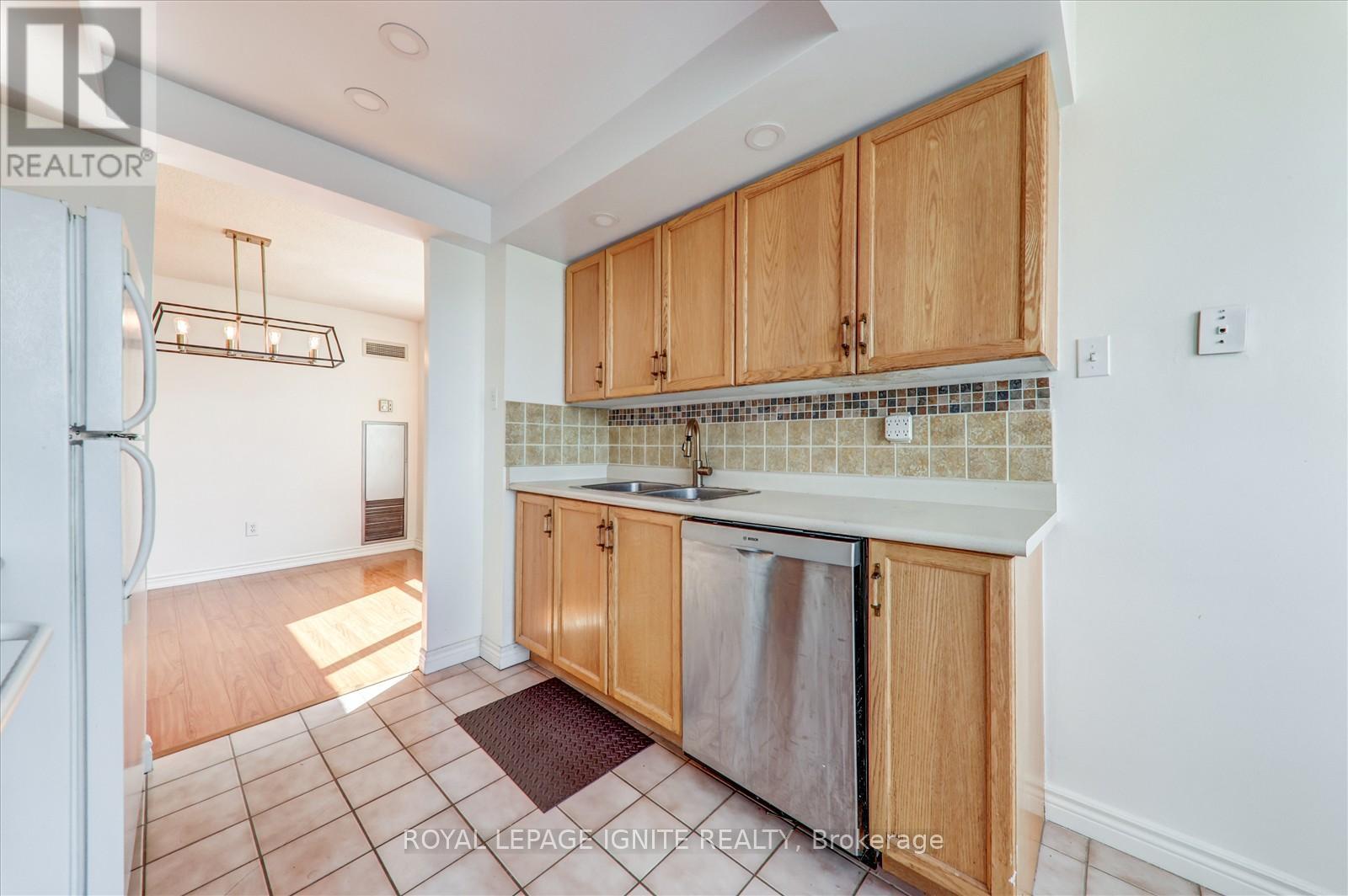 1801 - 330 Alton Towers Circle, Toronto, Ontario  M1V 5H3 - Photo 5 - E12350932
