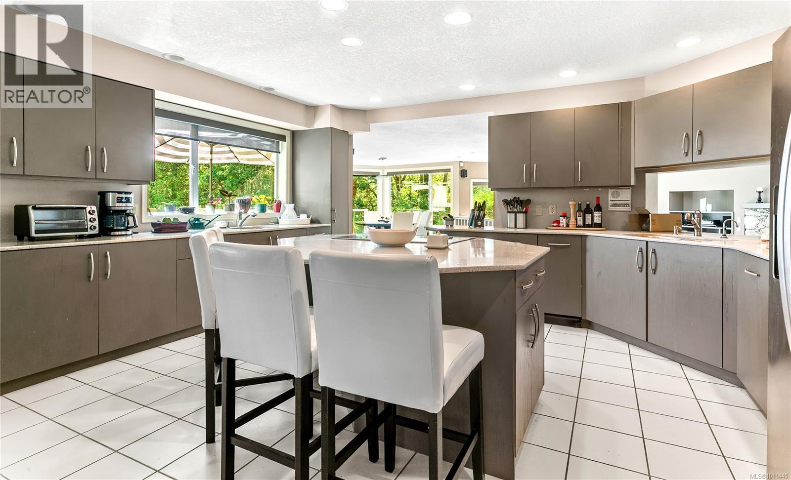 Property at 8152 Woodwyn Terr image 4