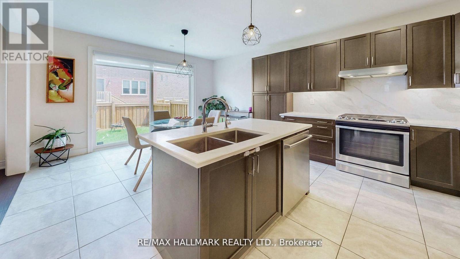 164 Frederick Pearson Street, East Gwillimbury, Ontario  L9N 0Y9 - Photo 12 - N12352906