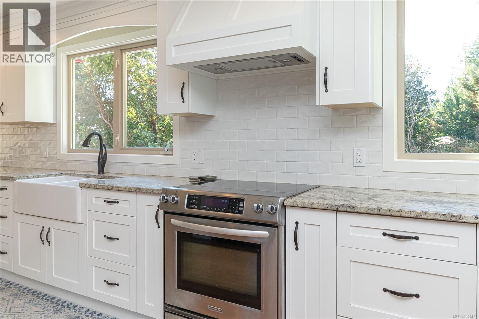 Property at 8781 Forest Park Dr image 4