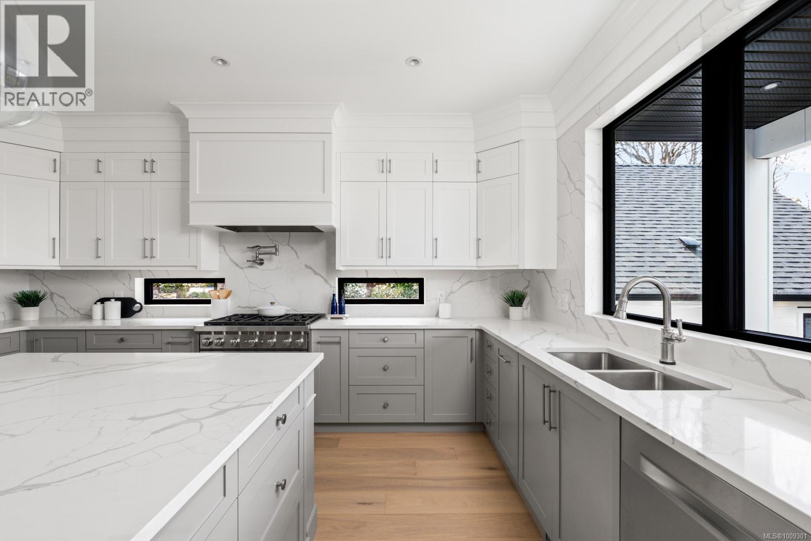 1918 Shotbolt Rd, Victoria, British Columbia  V8S 1H2 - Photo 7 - 1009301