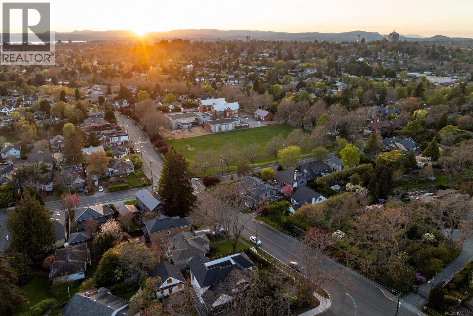 1918 Shotbolt Rd, Victoria, British Columbia  V8S 1H2 - Photo 75 - 1009301