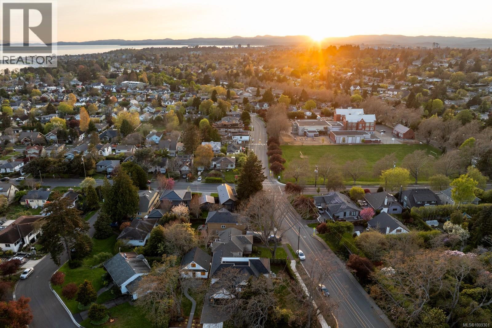 1918 Shotbolt Rd, Victoria, British Columbia  V8S 1H2 - Photo 77 - 1009301