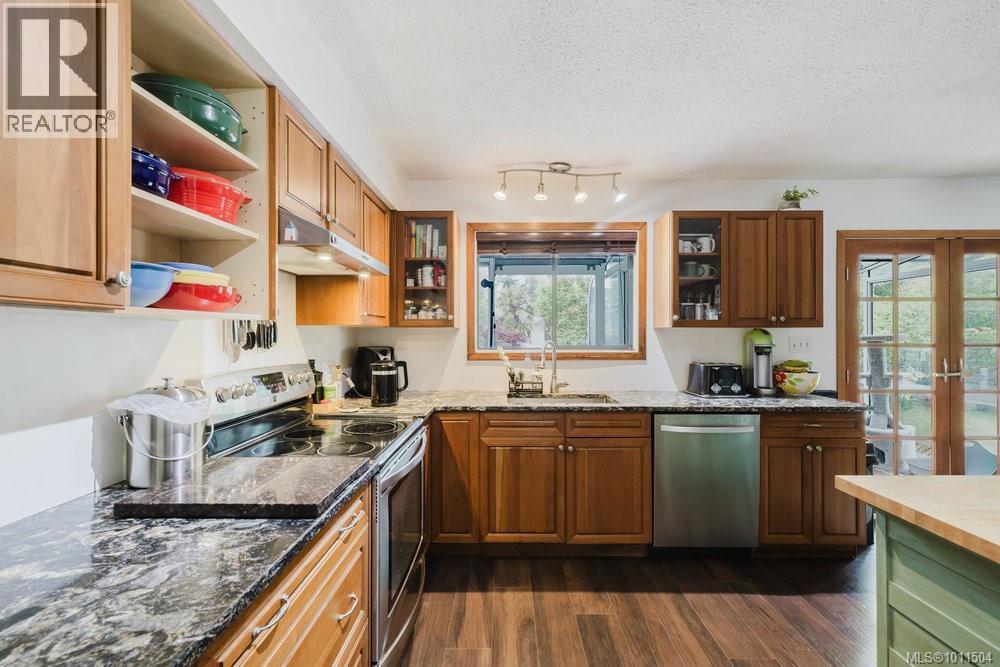 1616 Agnew Ave, Saanich, British Columbia  V8N 5M6 - Photo 3 - 1011504