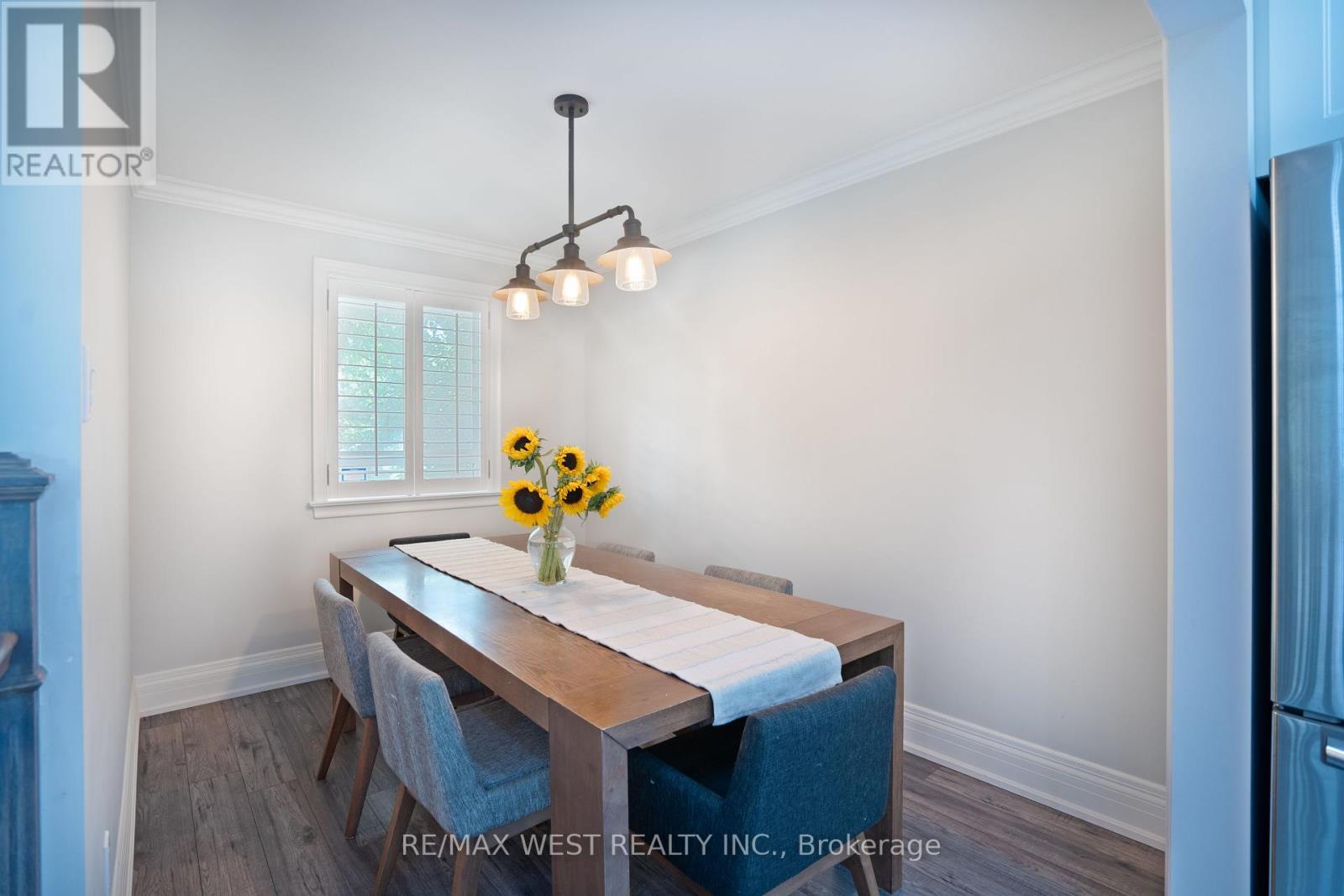 Property at 4 ELMVIEW COURT image 4