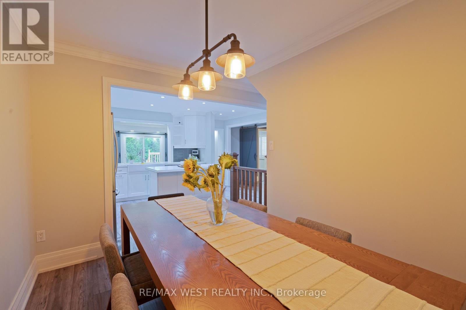 Property at 4 ELMVIEW COURT image 5